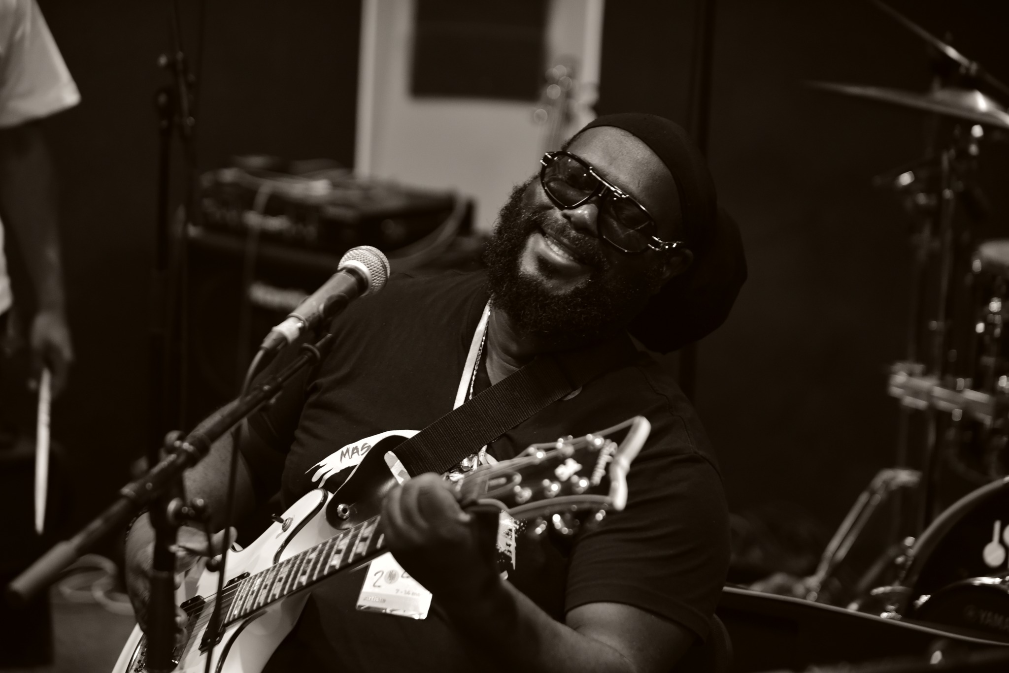 Jean-Michel SAMBA a la voz y la guitarra — blanco y negro